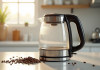 Meilleur matériau bouilloire électrique : comment choisir correctement ? Bouilloire électrique en inox et verre sur plan de travail lumineux
